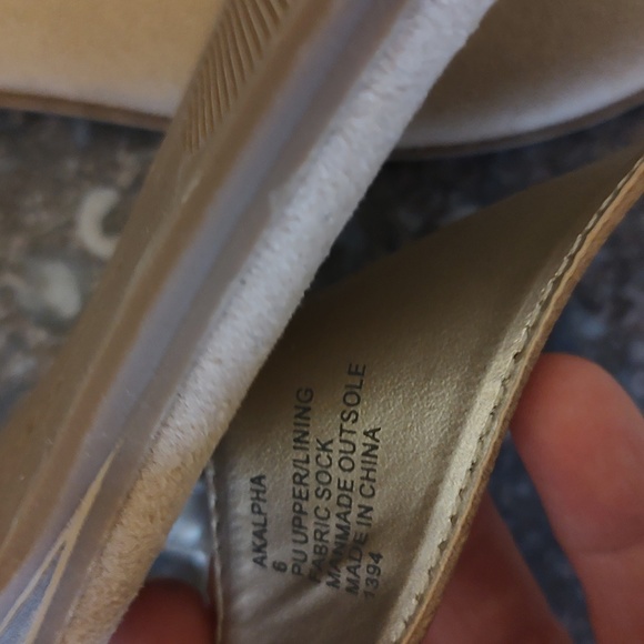 NWOT Anne Klein flat thong sandals in tan size 6 - Picture 7 of 8